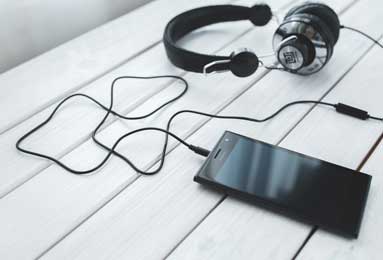 意甲：阿莱格里谈米兰1比0战胜卡利亚里，莱奥踢左路偶尔会神游，踢中锋反而精神集中